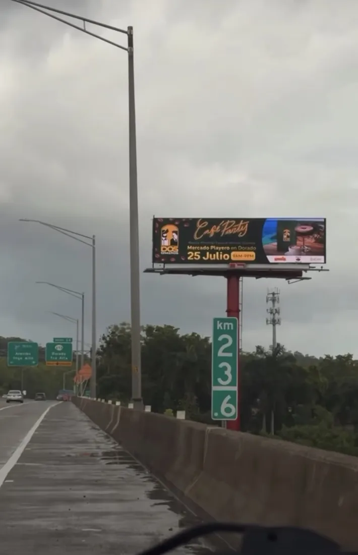Dos Caminos · Café Party en Expreso PR-22 · km 23.6, salida a Dorado y Toa Alta, valla publicitaria en Puerto Rico